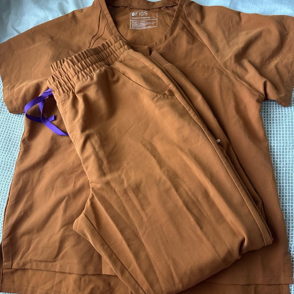 Figs Scrub Set in Burnt Orange - Picture 2 of 4